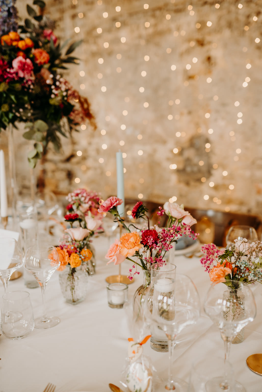 Compositions colorées et bougies sur une table de réception