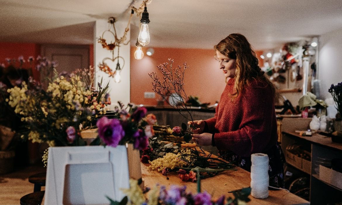 Pauline Wilmouth composant un bouquet dans son atelier