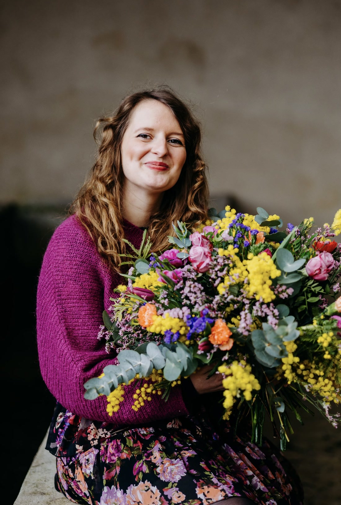 Pauline Wilmouth, fleuriste, avec un bouquet de fleurs printanières
