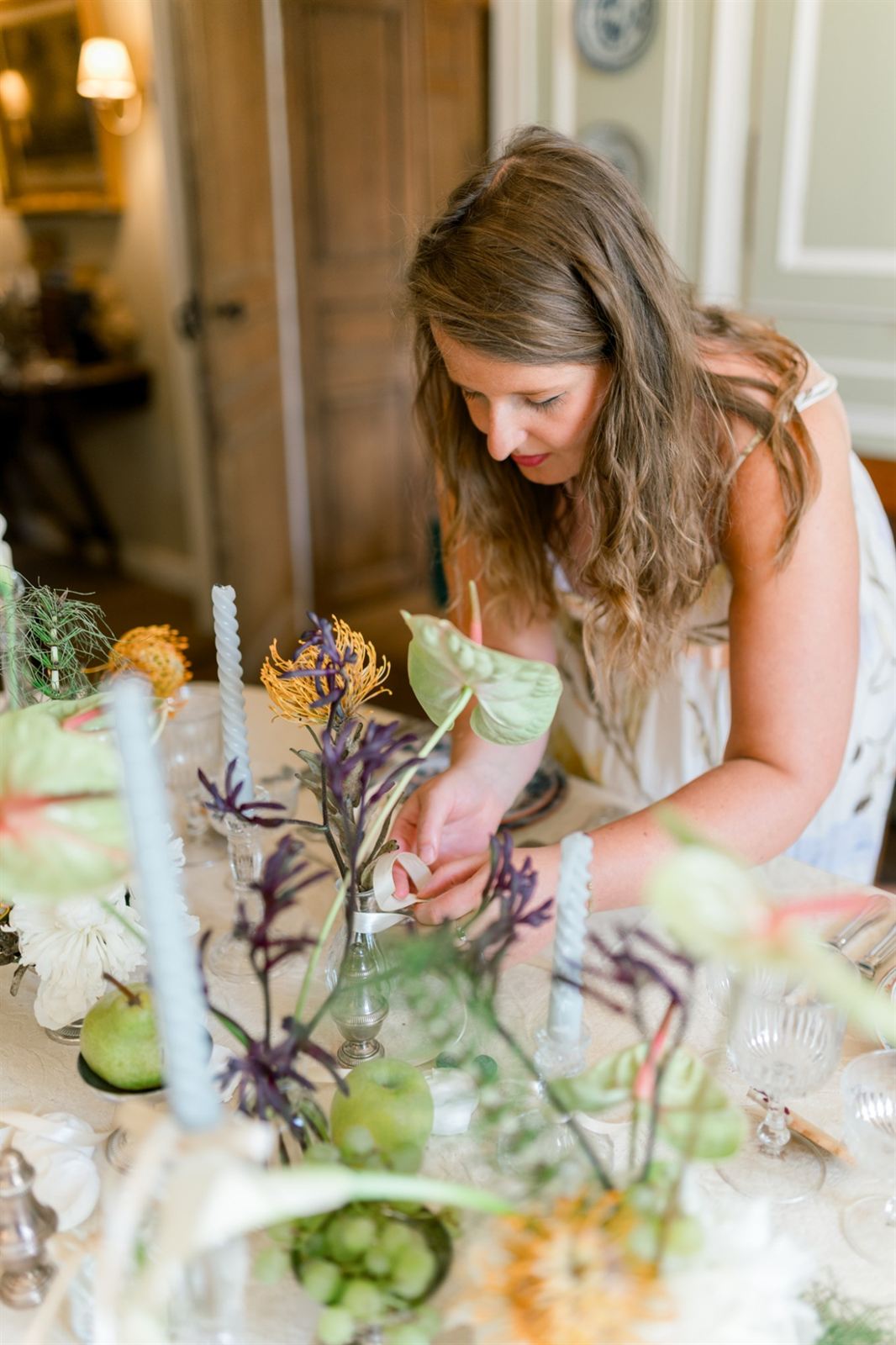 Pauline Wilmouth composant une décoration de table fleurie