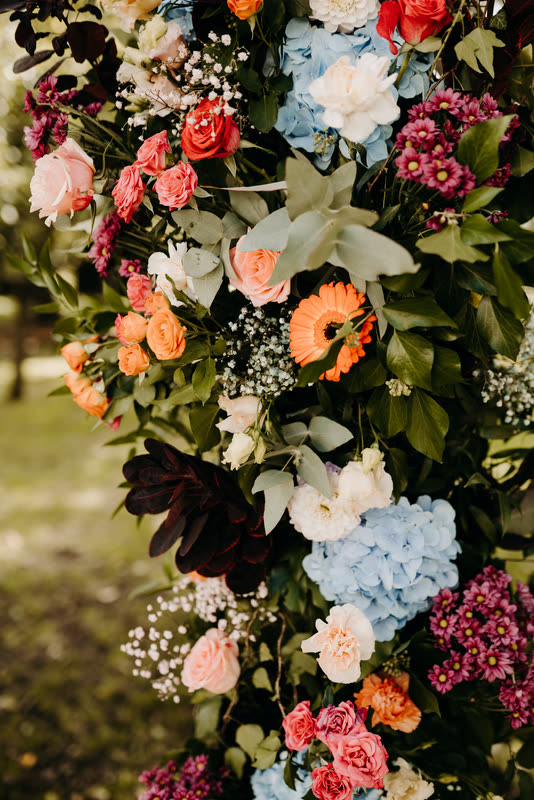 Détail des fleurs d'une arche de cérémonie