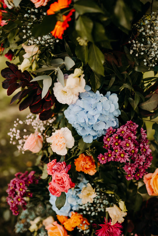 Détail d'une arche florale multicolore