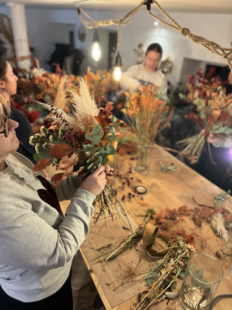 Atelier d'automne : bouquets de fleurs séchées en cours de composition
