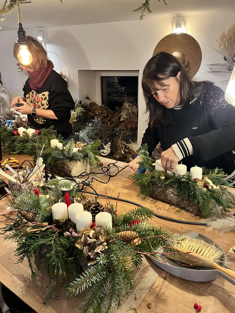 Atelier de Noël : couronnes de l'Avent en cours de montage