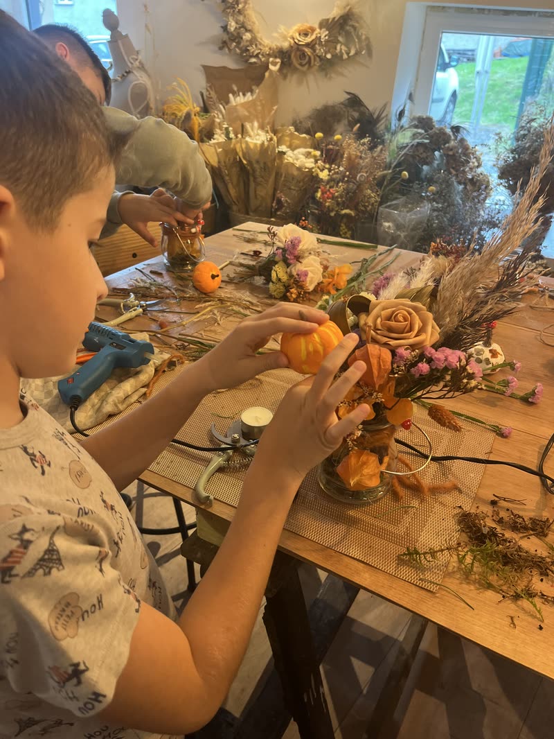 Un enfant fleurit une petite citrouille
