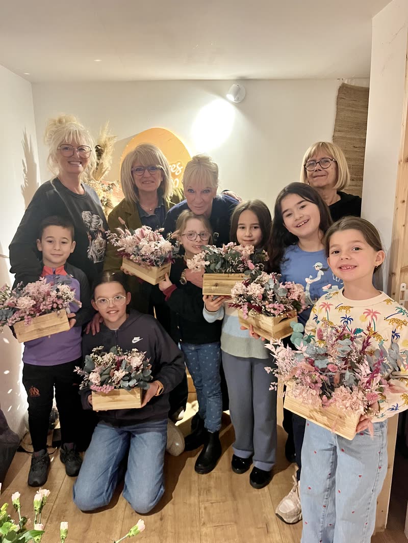 Atelier enfants : caisses fleuries réalisées par les participants