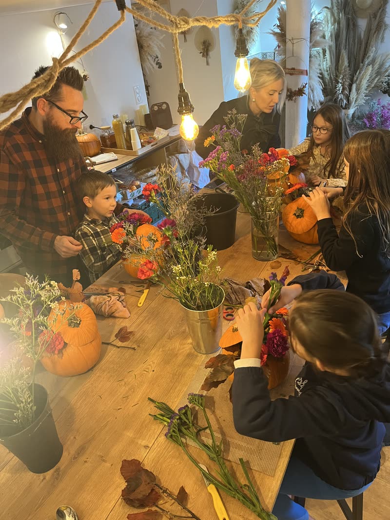 Familles réunies autour de la grande table de l'atelier