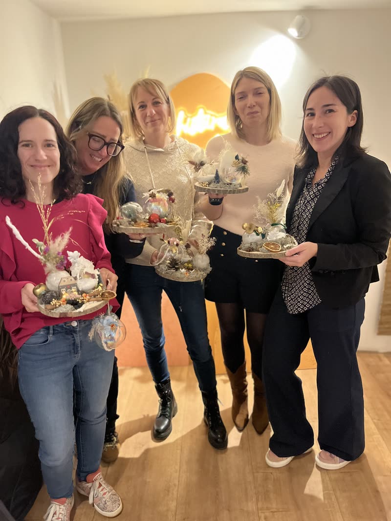 Participantes posant avec leurs créations en fin d'atelier