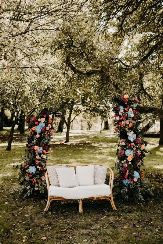 Canapé et arche florale installés dans le jardin