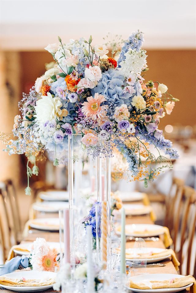 Centre de table haut en hortensias bleus, roses et gypsophile