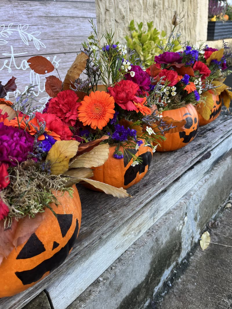Citrouilles d'Halloween garnies de fleurs colorées