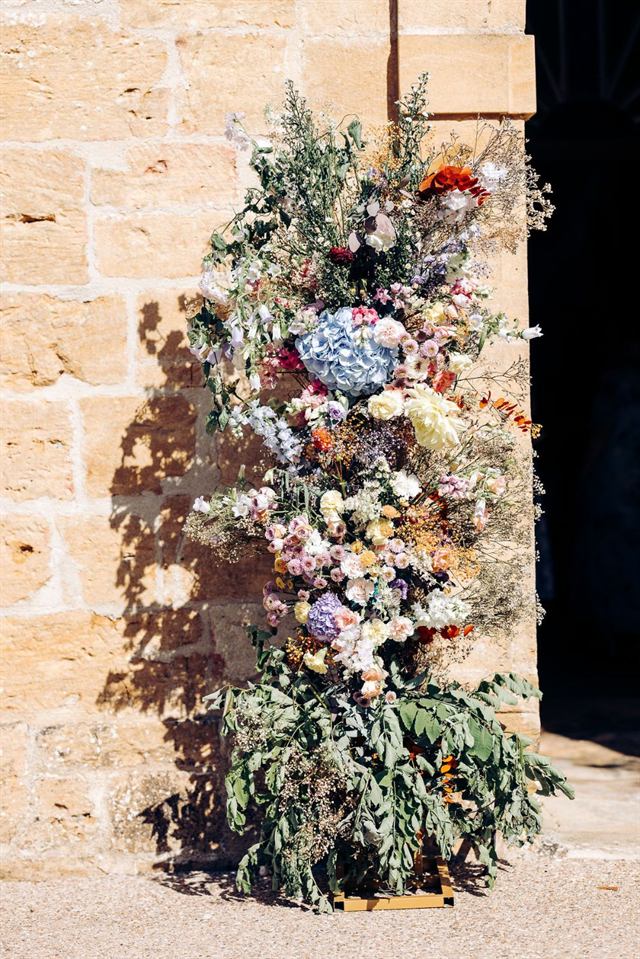 Colonne florale à l'entrée de l'église