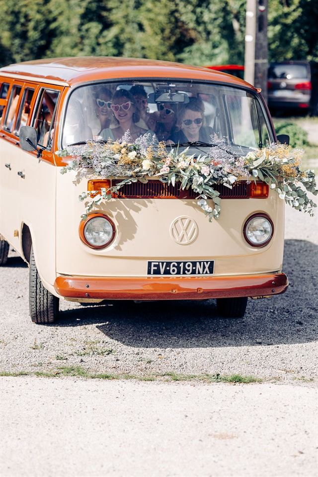 Combi Volkswagen orné d'une guirlande de fleurs séchées et d'eucalyptus