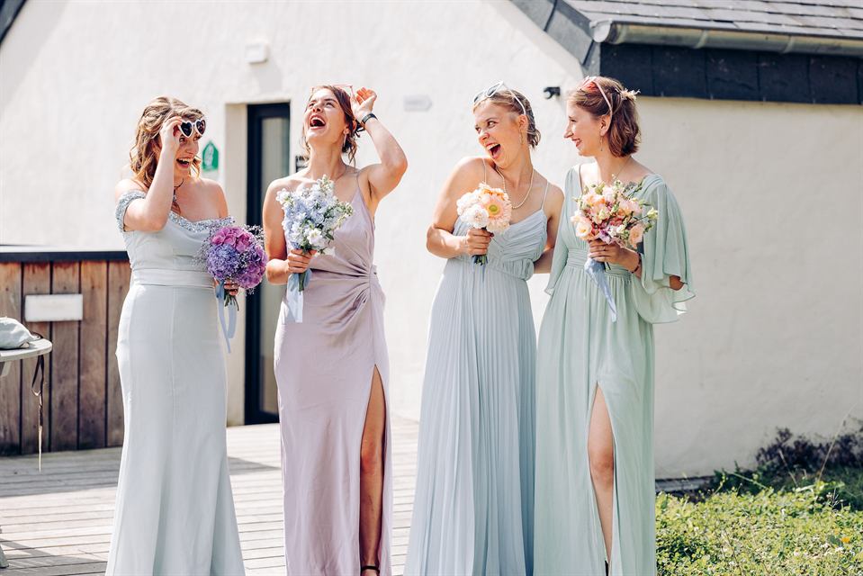 Demoiselles d'honneur et leurs bouquets assortis