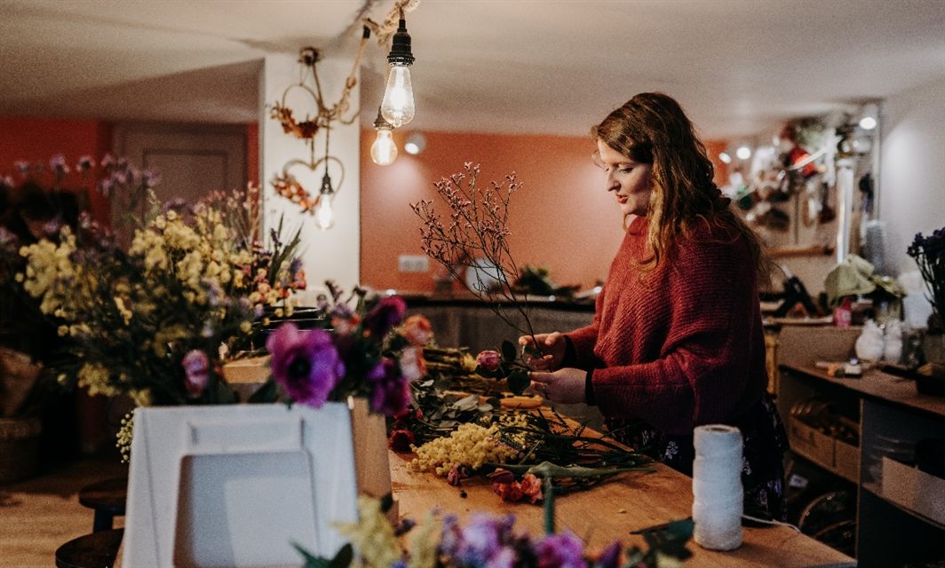 Pauline Wilmouth composant un bouquet dans son atelier