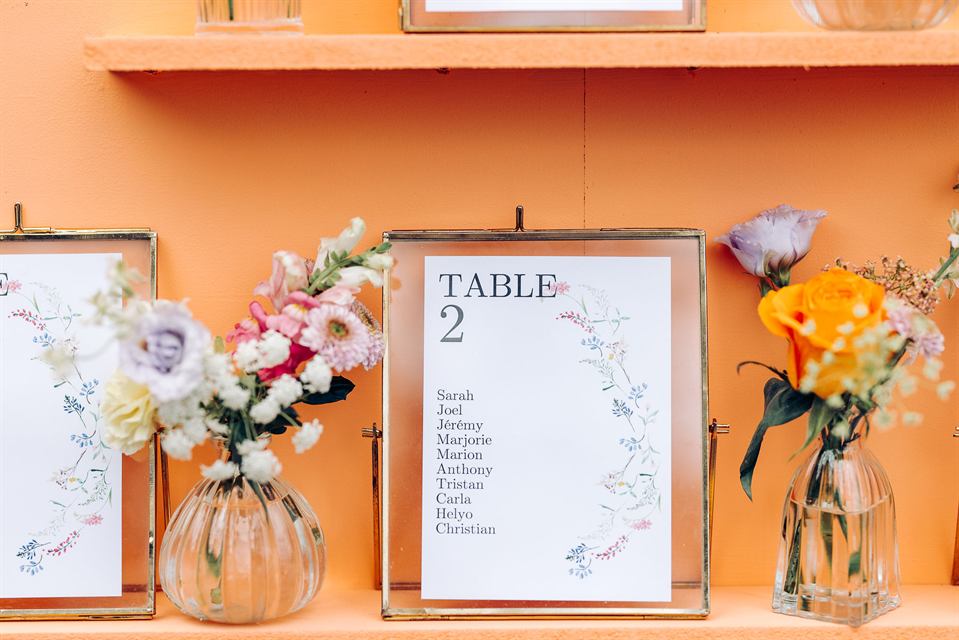 Plan de table et soliflores sur une étagère orange