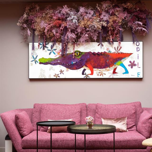 Suspension de fleurs séchées au-dessus d'un tableau, dans un salon