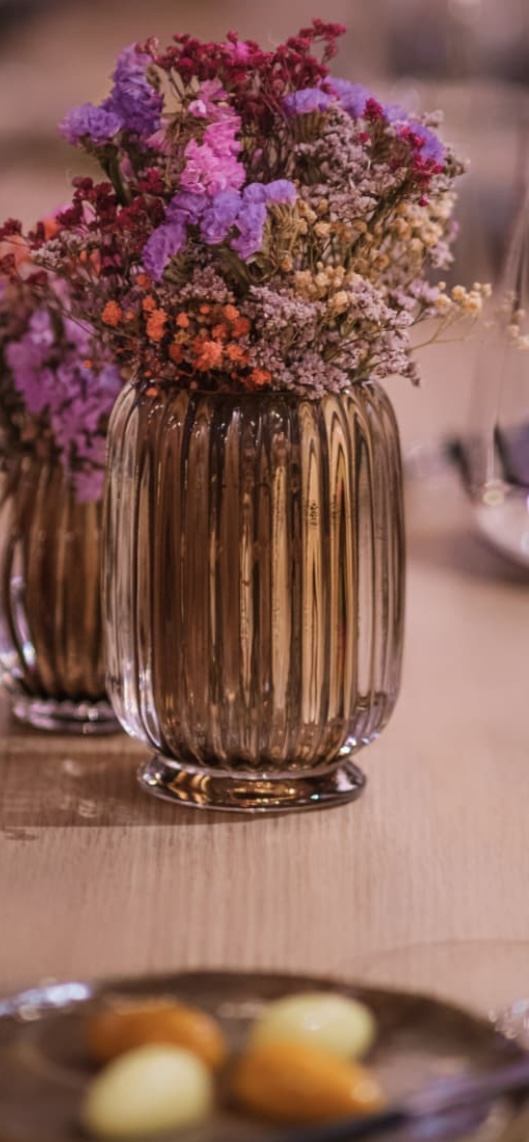 Petit bouquet de fleurs séchées sur une table de restaurant