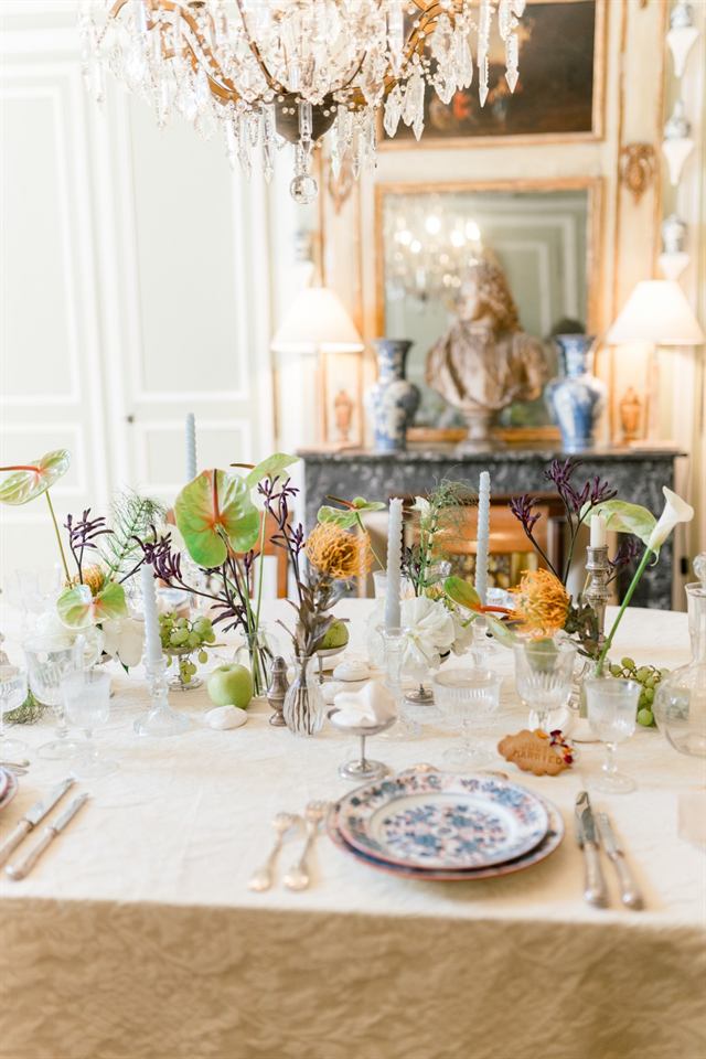 Table de mariage dans un château : anthuriums, protéas et fleurs graphiques
