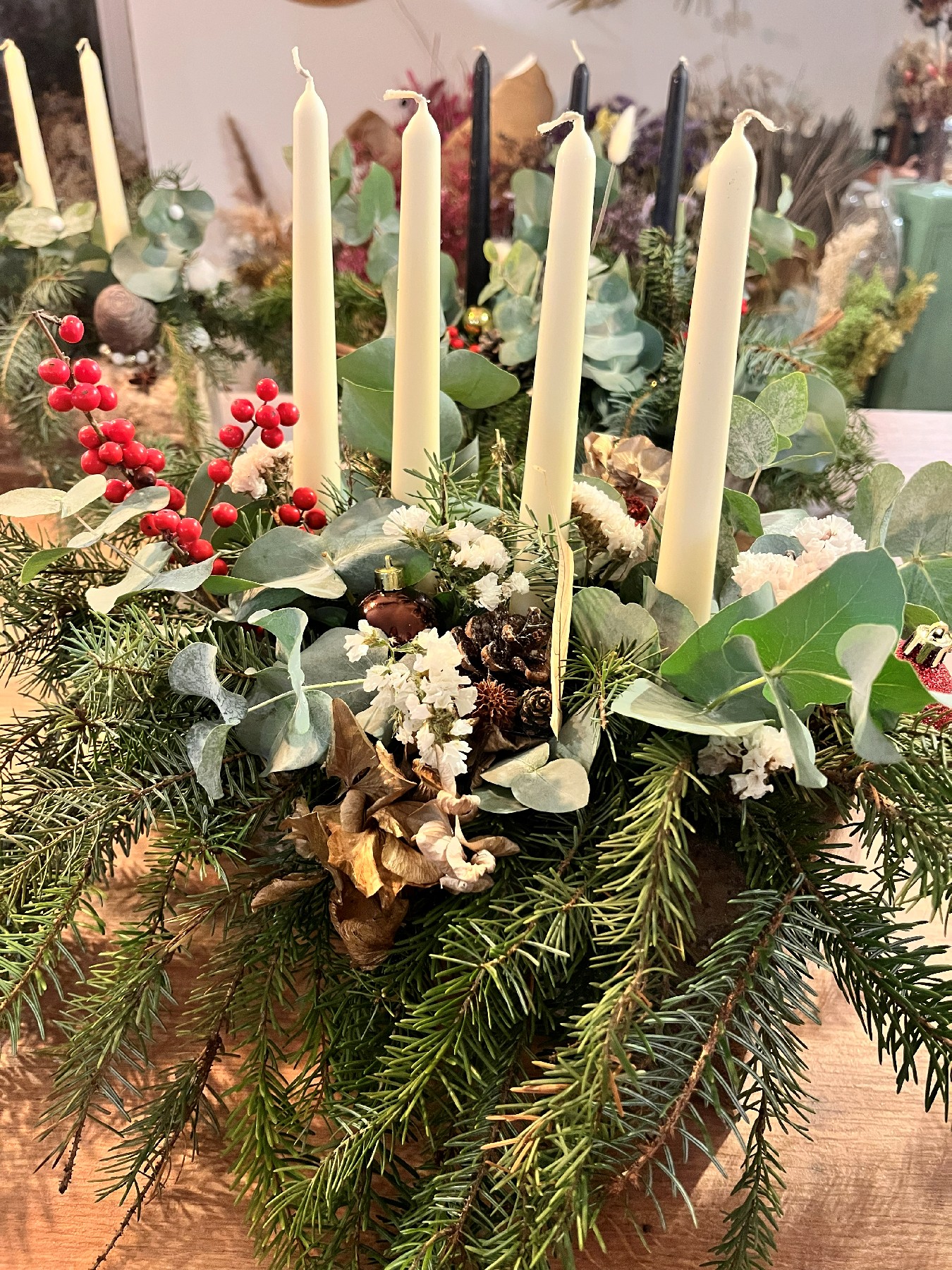 Centre de table en sapin naturel et fleurs de saison