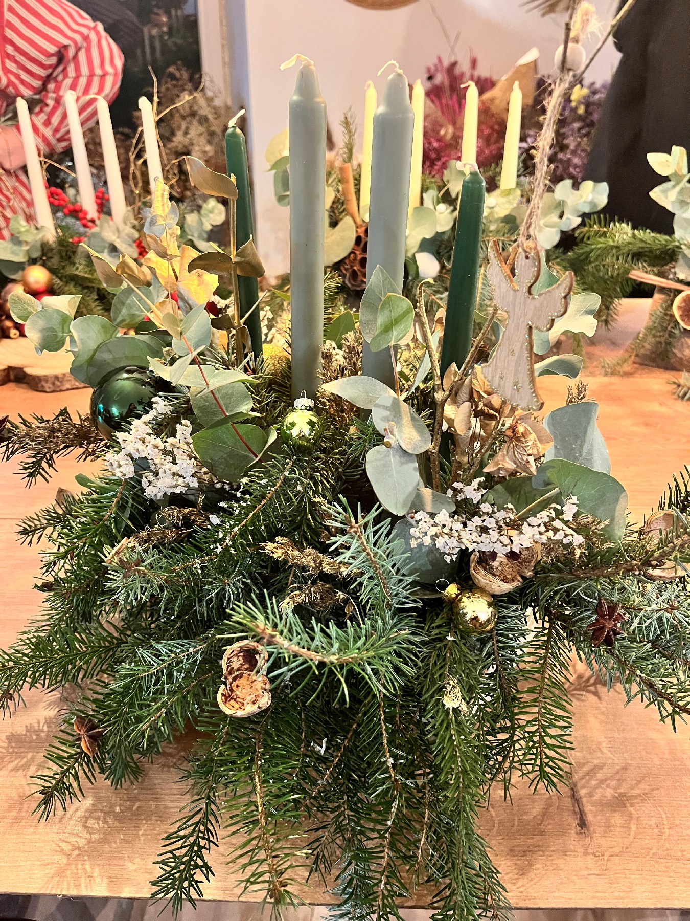 Centre de table en sapin naturel et fleurs de saison